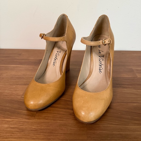 Pour La Victoire Mary Jane Wedge Heel Pumps in Soft Camel Leather, size 8 - Picture 2 of 14